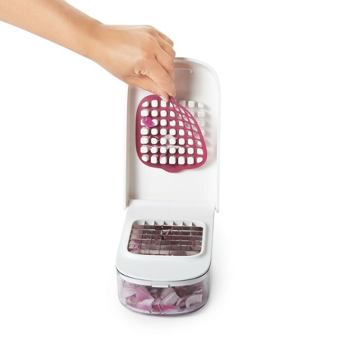 Vegetable Chopper with Easy-Pour Opening - Image 4